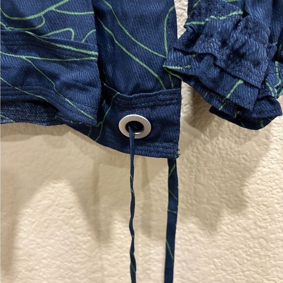 Blue top with leaf pattern - Picture 3 of 7